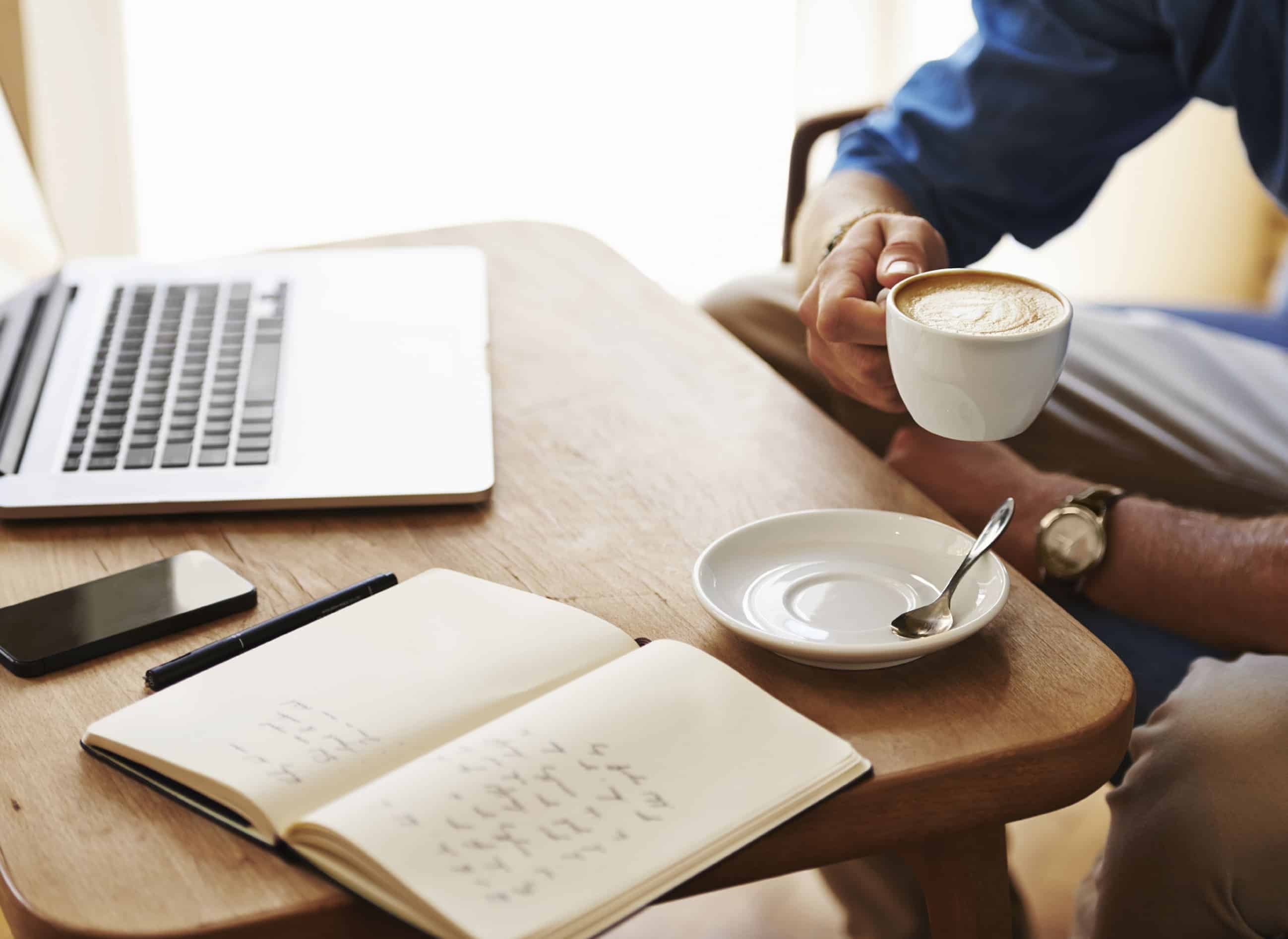 Доброе утро пишет человека. Ноутбук и кофе. Утро кофе ноутбук. Бизнес кофе. Деловой завтрак.